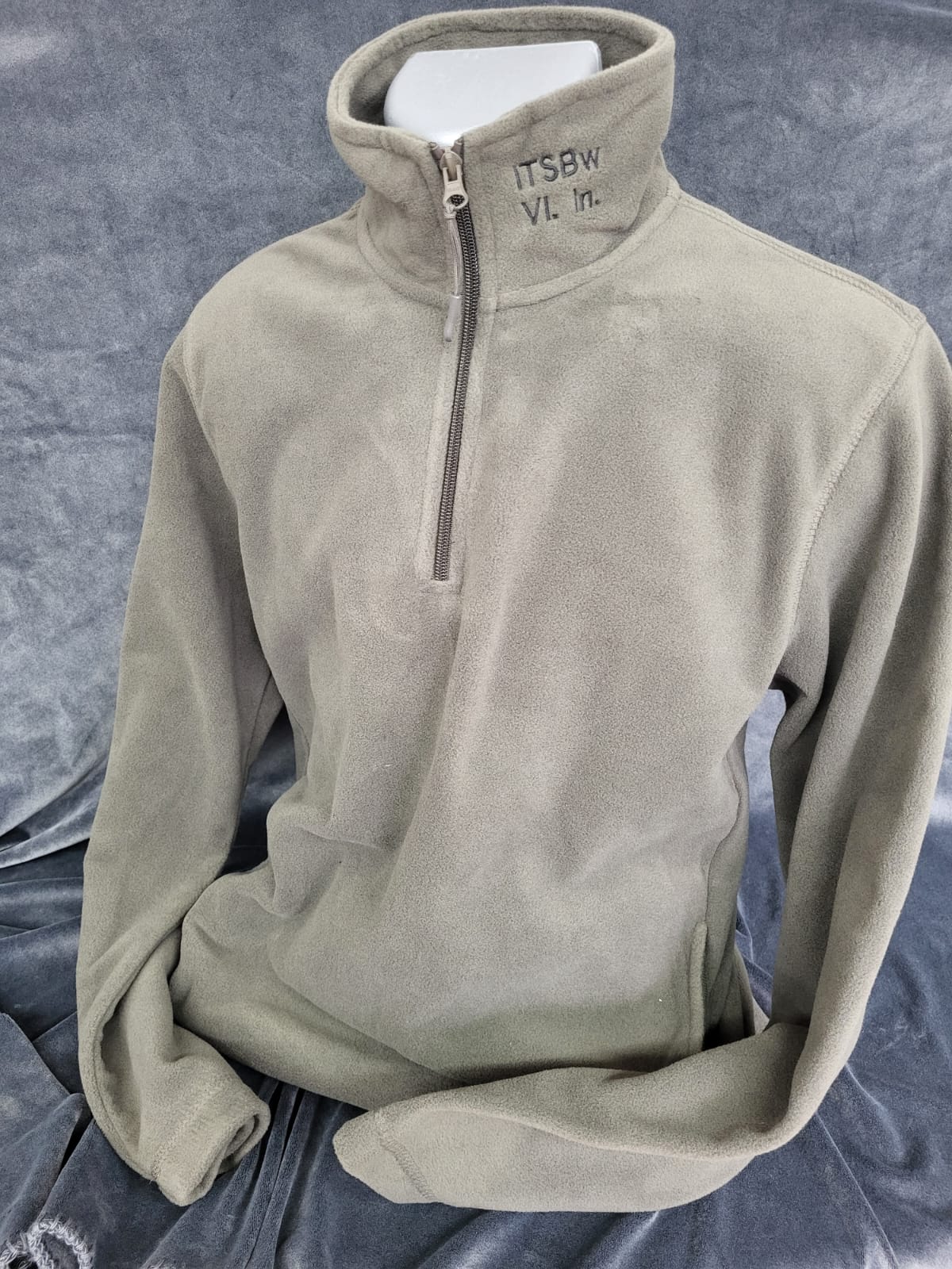 Fleecepullover mit Kragenstick nach Wunsch (Wintermütze Gratis)